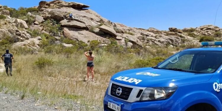 OBLIGAN A TURISTA A LIMPIAR PINTADAS CON AEROSOL EN PIEDRAS DE LAS ALTAS CUMBRES