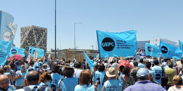 Paro docente en Córdoba: sin clases en escuelas públicas y privadas