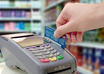 DETUVIERON A DOS MUJERES CON 12 TARJETAS DE DÉBITO ROBADAS
