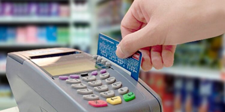 DETUVIERON A DOS MUJERES CON 12 TARJETAS DE DÉBITO ROBADAS