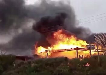 DEVASTADOR INCENDIO DESTRUYÓ UN PARADOR EN EL CAMINO DEL CUADRADO