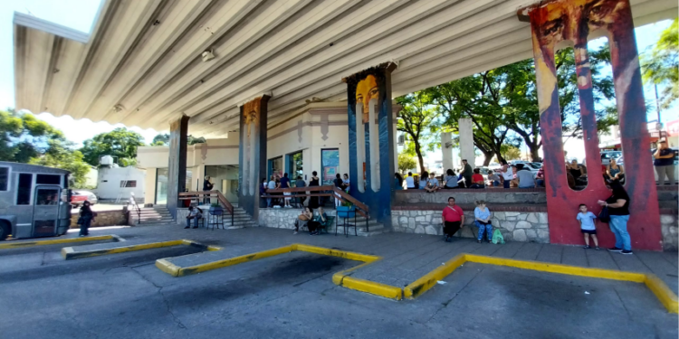 FAMILIA DENUNCIA BRUTAL ATAQUE A JOVEN EN LA TERMINAL DE ÓMNIBUS DE UNQUILLO