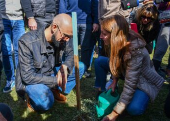 De la mano de Abel Pintos se plantaron 100 árboles nativos en el Parque Kempes