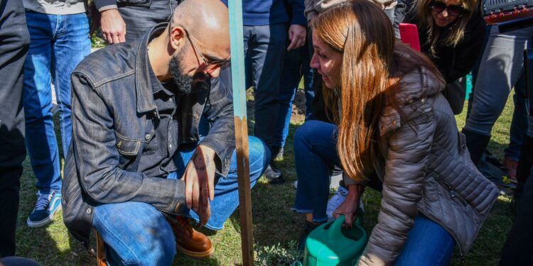 De la mano de Abel Pintos se plantaron 100 árboles nativos en el Parque Kempes