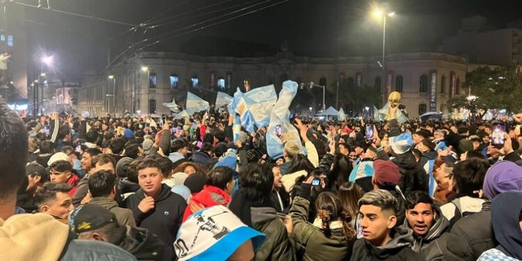 UNA MULTITUD EN CÓRDOBA SE REUNIÓ EN EL PATIO OLMOS PARA CELEBRAR EL TÍTULO