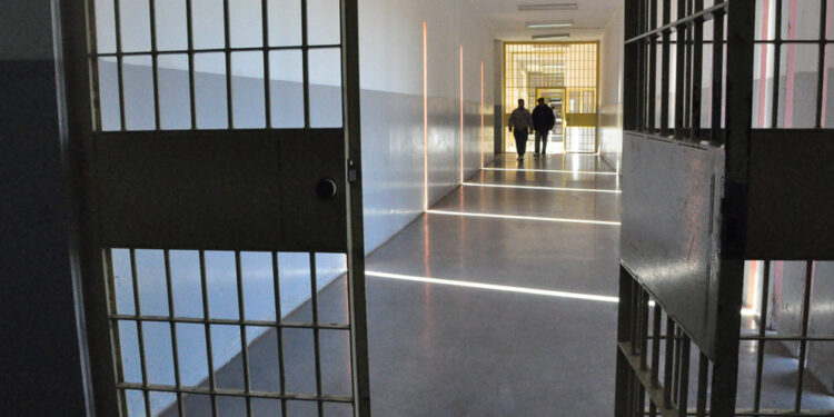 DETIENEN A DOS EMPLEADAS QUE INTENTABAN INGRESAR TELÉFONOS CELULARES A LA CÁRCEL DE BOWER