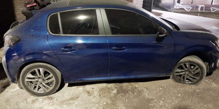 VILLA ALLENDE: DETIENEN A TRES PERSONAS EN B° LOMAS ESTE CON ARMA DE FUEGO Y VEHÍCULO ROBADO