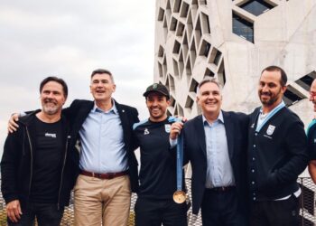 LLARYORA RECIBIÓ AL MEDALLISTA DE ORO OLÍMPICO JOSE «MALIGNO» TORRES