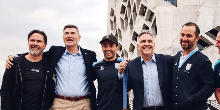 LLARYORA RECIBIÓ AL MEDALLISTA DE ORO OLÍMPICO JOSE «MALIGNO» TORRES