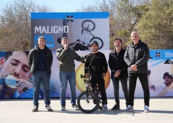 «MALIGNO» TORRES FESTEJÓ SU ORO CON UNA MULTITUDINARIA VUELTA OLÍMPICA