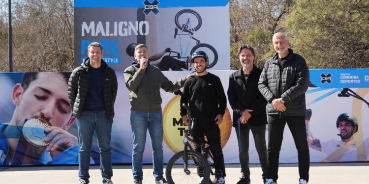 «MALIGNO» TORRES FESTEJÓ SU ORO CON UNA MULTITUDINARIA VUELTA OLÍMPICA