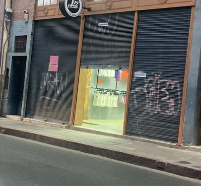 Influencer violó la clausura de su negocio: la Municipalidad estableció un puesto de control