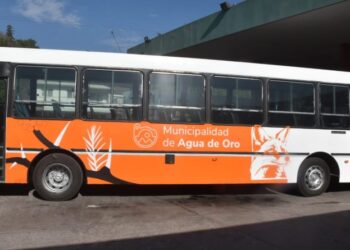 AGUA DE ORO ADQUIERE UN COLECTIVO PARA APOYAR A LAS INSTITUCIONES LOCALES