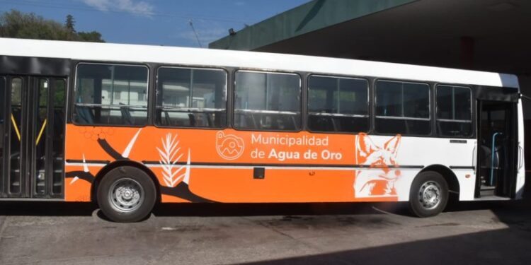 AGUA DE ORO ADQUIERE UN COLECTIVO PARA APOYAR A LAS INSTITUCIONES LOCALES