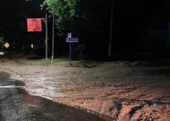 SALSIPUEDES: PIDEN PRECAUCIÓN POR TIERRA EN RUTA E-53 Y FALLO EN SEMAFORO
