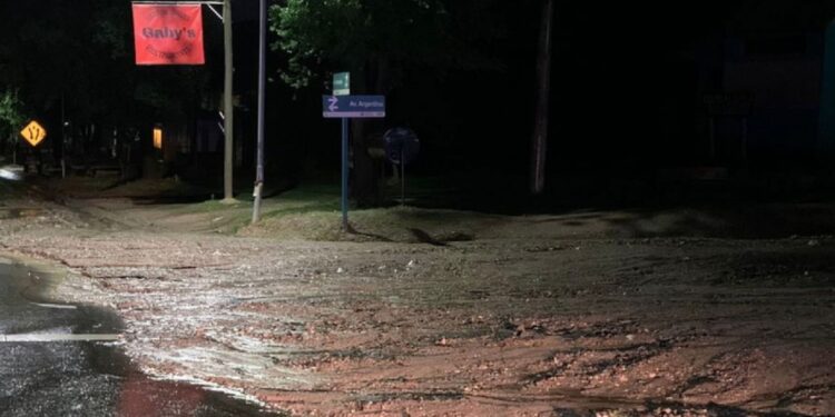 SALSIPUEDES: PIDEN PRECAUCIÓN POR TIERRA EN RUTA E-53 Y FALLO EN SEMAFORO