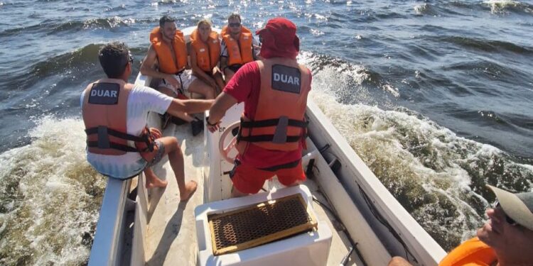 Se les hundió el velero y debieron ser rescatados en un dique de Córdoba