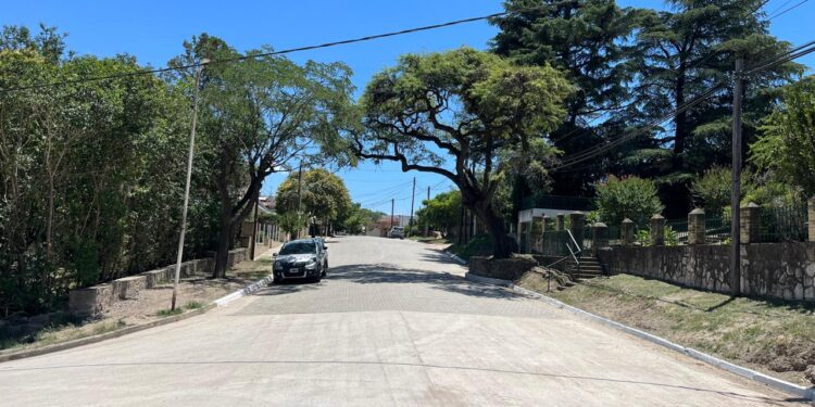 AGUA DE ORO: HABILITARON OBRAS DE ADOQUINADO Y CORDÓN CUNETA