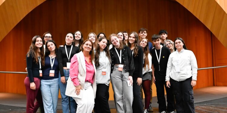 Alumnos de Unquillo y Brasil visitaron la Legislatura de Córdoba