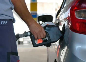 YPF anunció que baja un 4% el precio de los combustibles a partir del 1º de mayo