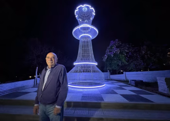 Río Ceballos enciende la pieza de ajedrez más grande del mundo: una reina de 7,60 metros