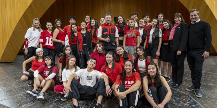 Rumbo al mundial, los grupos de hip-hop Maxtreme y Prototype pasaron por la Legislatura