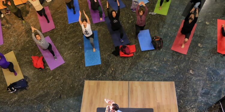 Encuentro en la Legislatura para celebrar el Día Internacional del Yoga