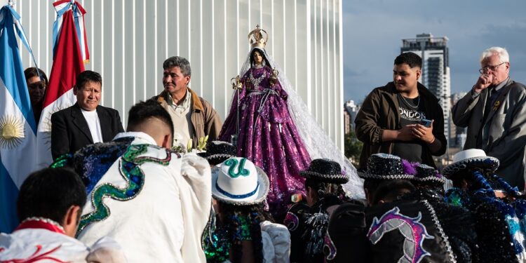 Con música, color y alegría, la Legislatura recibió a la Virgen de Urkupiña