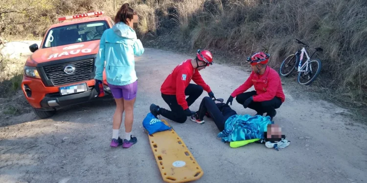 Personal del DUAR asistió a un ciclista que se accidentó en el Dique La Quebrada