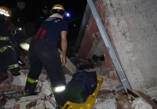 Explosión y derrumbe en Unquillo: un hombre sufrió fracturas y quemaduras