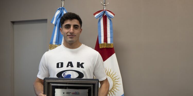 El campeón mundial de BMX 2025, Mateo Espejo fue reconocido por la Unicameral