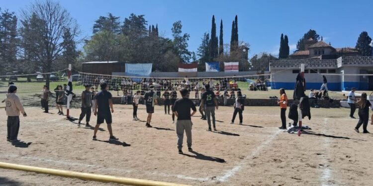 Unquillo celebra el Mes de las Juventudes con la tradicional Estudiantina