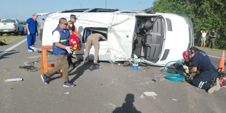 Choque por alcance y vuelco en la autopista Córdoba-Carlos Paz