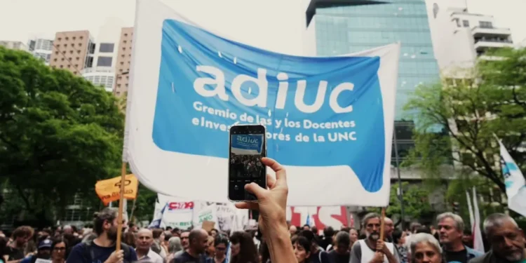 Docentes universitarios realizan un paro este miércoles, jueves y viernes