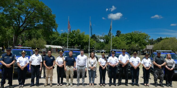 Prunotto encabezó la entrega de móviles policiales para Sierras Chicas