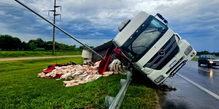 Un camión quedó varado por hundimiento de calzada en la Variante Juárez Celman