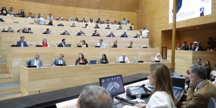 Es ley el 82% para más de 60 mil jubilados de la provincia