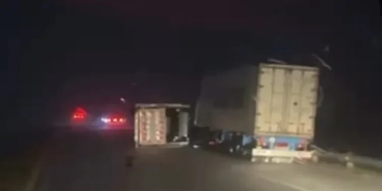 Autopista Córdoba-Rosario: fuertes vientos ocasionaron el vuelco de camiones