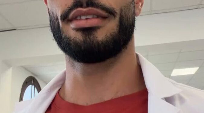 La Calera: Médico denunció que lo echaron del trabajo por tener OnlyFans