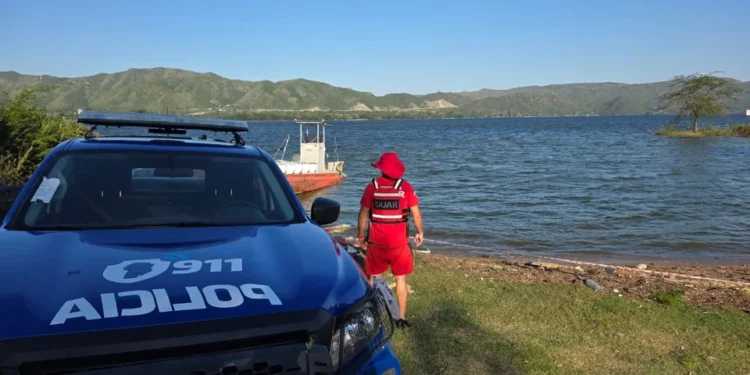 Tragedia en el Lago San Roque: un hombre falleció tras el vuelco de una lancha