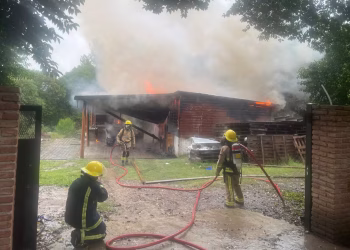 Cayó un rayo en una cabaña de Córdoba y provocó un voraz incendio