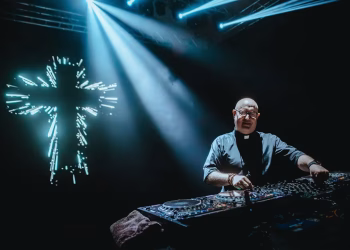 El “cura DJ” mezcló techno y fe en un homenaje masivo al Papa Francisco en la Plaza de Mayo