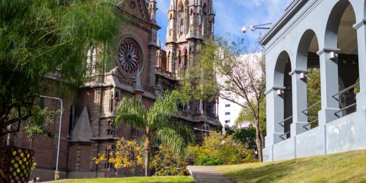El Paseo del Buen Pastor luce sus espacios verdes renovados