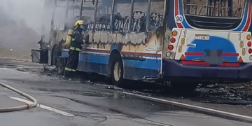 Córdoba: se incendió un colectivo interurbano en plena ruta